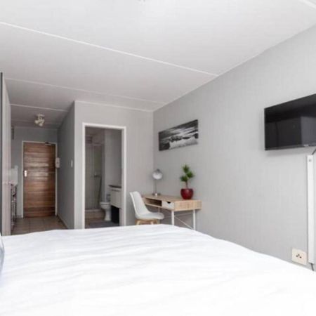 Leas Furnished Apartments - Capital Hill Pretoria-Noord Buitenkant foto