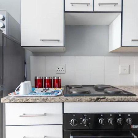 Leas Furnished Apartments - Capital Hill Pretoria-Noord Buitenkant foto